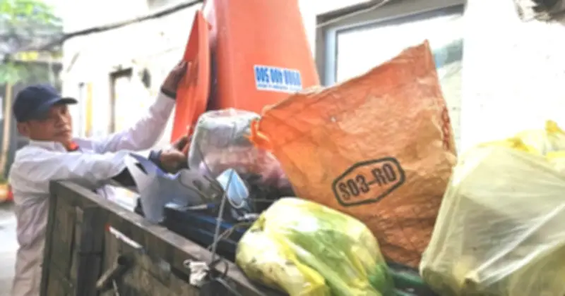 Những Người Gom Rác Thầm Lặng Đón Tết: Nhọc Nhằn Đêm Trắng Và Ước Mơ Bình Dị