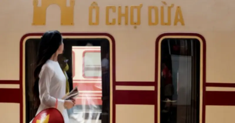 Những Toa Tàu Chở Cả Ký Ức Và Văn Hóa Hà Nội Qua 5 Cửa Ô Dịp Tết