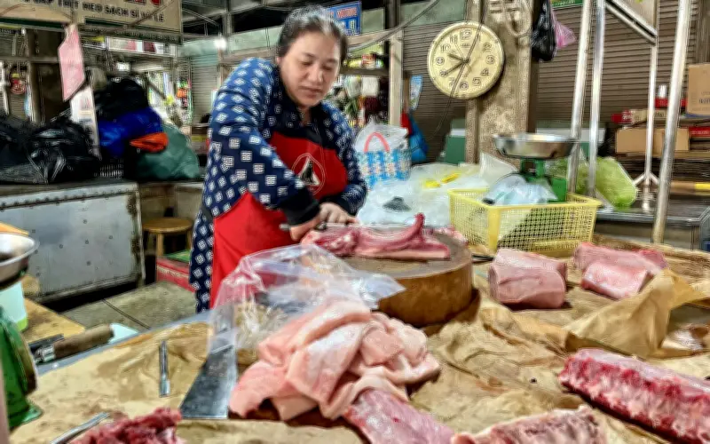 Nhu cầu mua thịt heo và thực phẩm tăng mạnh dịp cận Tết tại Cần Thơ