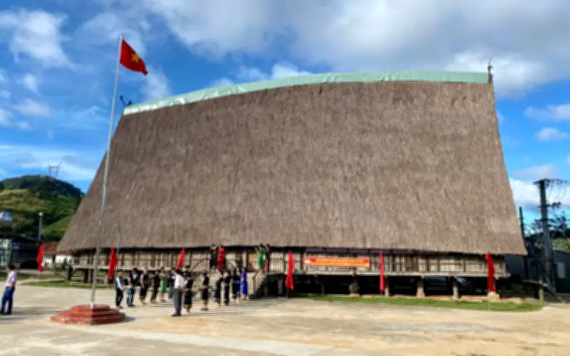 Nhà rông lớn nhất của người Ba Na ở Quảng Ngãi bị cháy rụi hoàn toàn