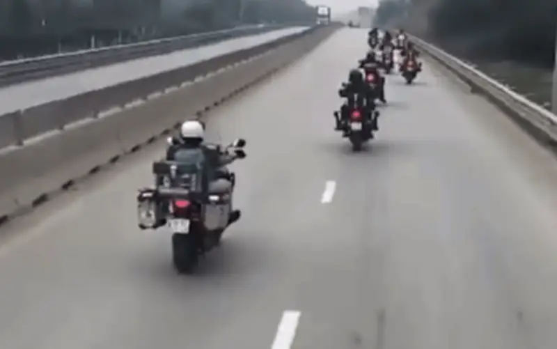 Nhóm 11 mô tô phân khối lớn của người nước ngoài bị phạt vì đi vào cao tốc