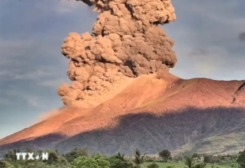 Núi lửa Kanlaon tại Philippines phun trào, cột tro bụi cao tới 25km