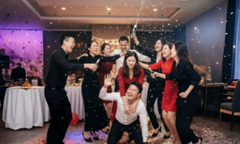 Nỗi sợ hãi mùa tiệc tùng cuối năm: Áp lực từ những bữa tiệc gượng ép