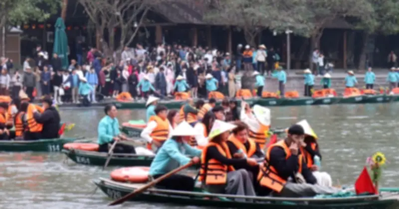 Ninh Bình đón gần 500.000 lượt khách trong một ngày Tết Nguyên đán 2026