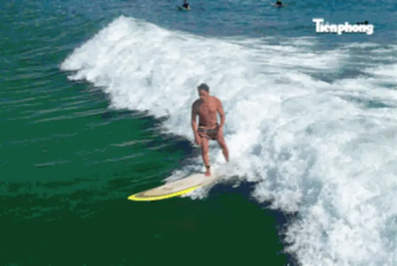 Đà Nẵng nhộn nhịp dịp Tết với môn lướt sóng thu hút du khách quốc tế