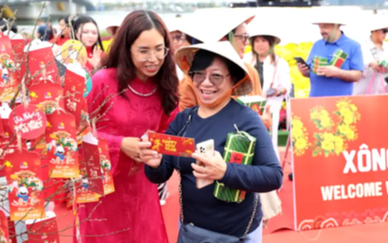 Đà Nẵng Nồng Nhiệt Đón Du Khách Quốc Tế Đầu Năm Với Lì Xì May Mắn