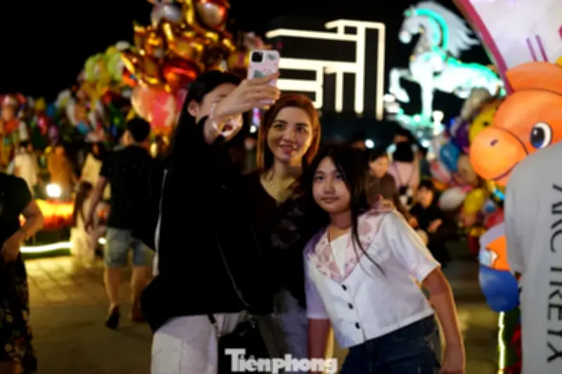 Đà Nẵng rực rỡ đón Tết với hàng nghìn du khách quốc tế và không khí lễ hội sôi động