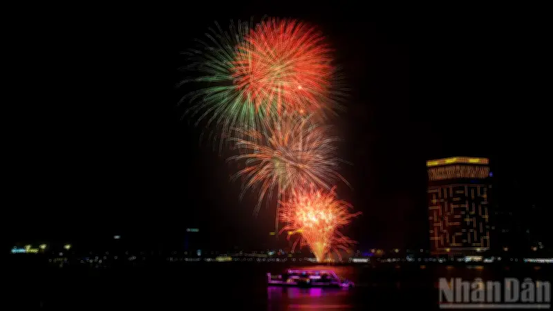 Đà Nẵng Rực Rỡ Với Màn Pháo Hoa Nghệ Thuật Chào Đón Tết Bính Ngọ 2026