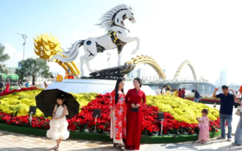 Đà Nẵng rực rỡ với đường hoa Tết và linh vật ngựa 'Kim Mã Hợp Nhất'