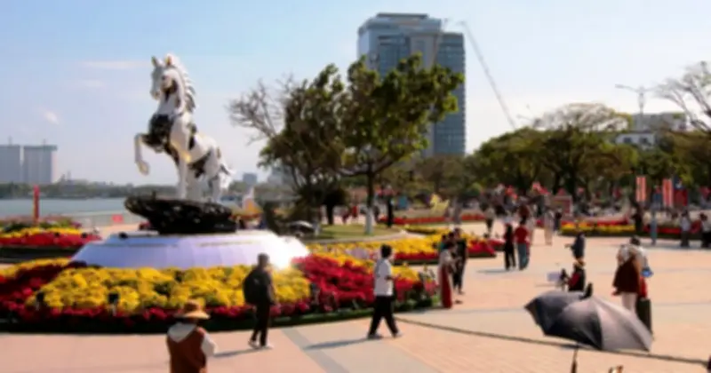 Đà Nẵng rộn ràng ngày 28 Tết với linh vật Kim Mã 4.0 thu hút hàng ngàn người check-in