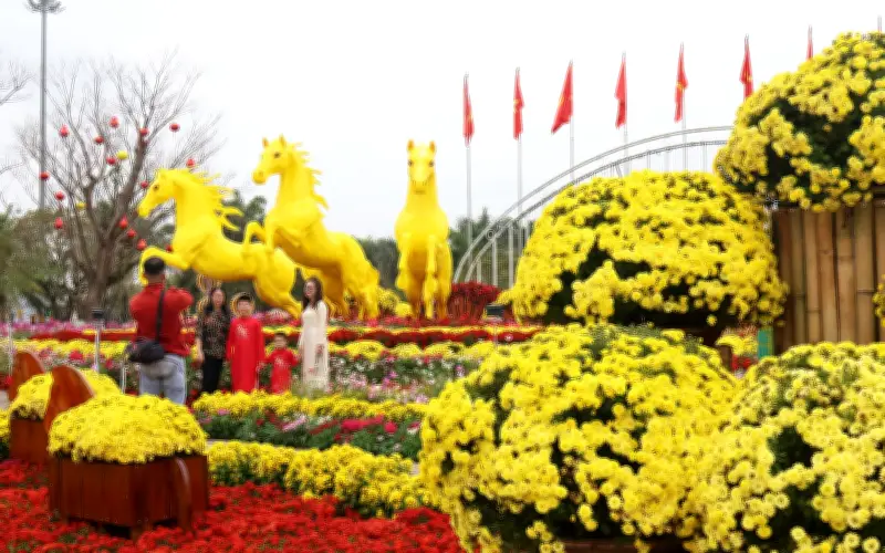 Đà Nẵng rộn ràng với linh vật ngựa vàng 'Tam mã phi thiên' thu hút đông đảo người dân check-in