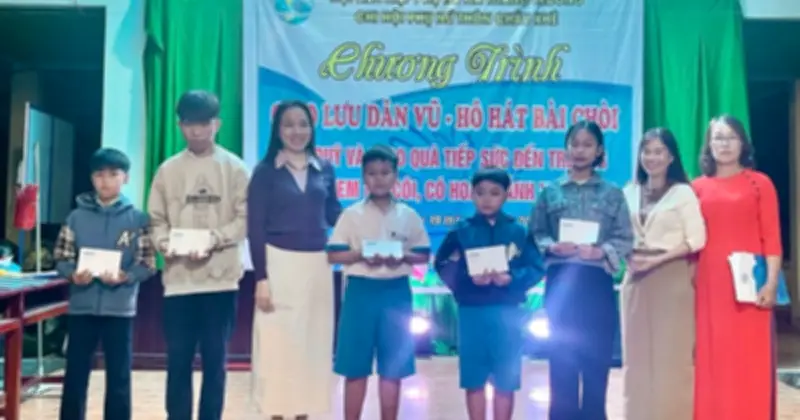 Đà Nẵng: Trao quà tiếp sức đến trường cho trẻ em mồ côi khó khăn tại thôn Châu Khê