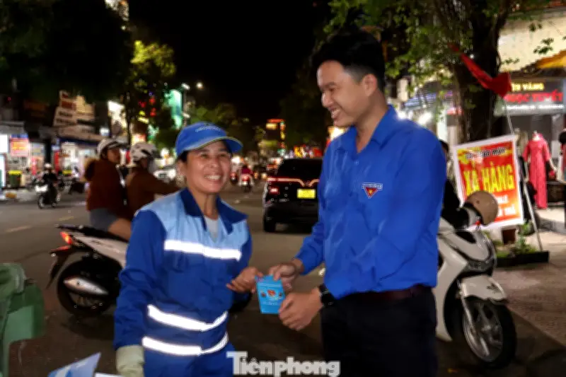 Đà Nẵng: Tuổi trẻ trao quà Tết và lì xì cho công nhân vệ sinh môi trường đêm Giao thừa
