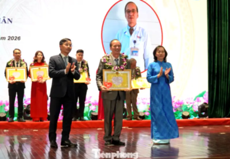 Đà Nẵng vinh danh 51 y bác sĩ với giải thưởng 'Tỏa sáng Blouse trắng' năm 2025