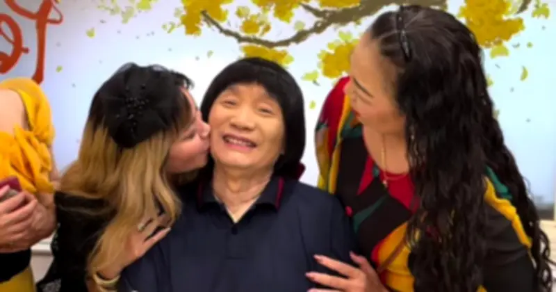 NSND Minh Vương U80 tổ chức tiệc tất niên lớn, được các fan nữ vây quanh thân thiết