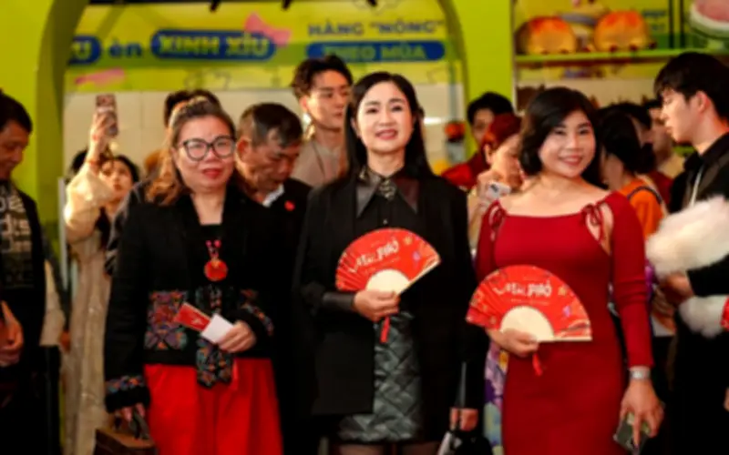 NSND Thu Hà: 'Ngọc Cành Vàng' và dàn sao Việt nô nức đi xem phim Tết của Xuân Hình