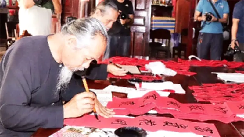 Nét Đẹp Trăm Năm: Tục Viết Liễn, Dựng Nêu, Nấu Bánh Tét Đón Tết Ở Nhà Lớn Long Sơn