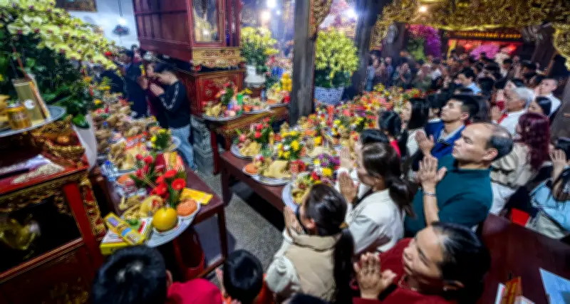 Nét đẹp truyền thống: Người dân thôn Tiên Hương dâng lễ đêm giao thừa tại Phủ Chính Tiên Hương