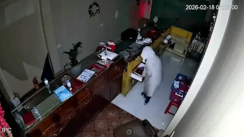 Đạo chích mặc áo mưa đột nhập tiệm vàng mùng 2 Tết, trộm trang sức bạc 200 triệu đồng