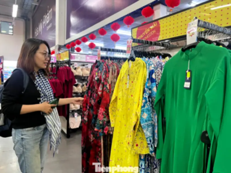 Áo dài giá rẻ bùng nổ tại TP.HCM, thị trường Tết sáng đèn nhờ phân khúc bình dân