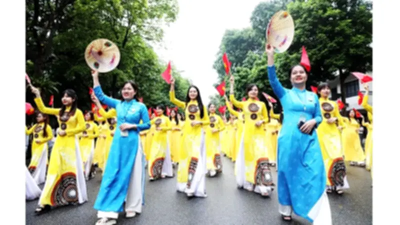 Áo Dài Hà Nội: Hành Trình Từ Thời Chiến Đến Hòa Bình Và Đổi Mới