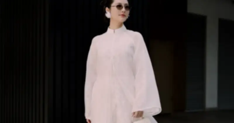 Áo Dài Trắng: Vẻ Đẹp Tinh Giản Thăng Hoa Trong Ngày Xuân