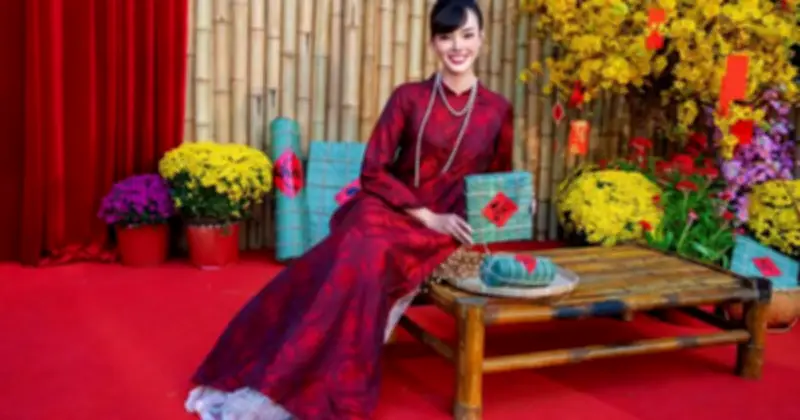 Áo dài Tết 2025: Linen và lụa thượng hạng cùng nghệ thuật thêu tay tinh xảo