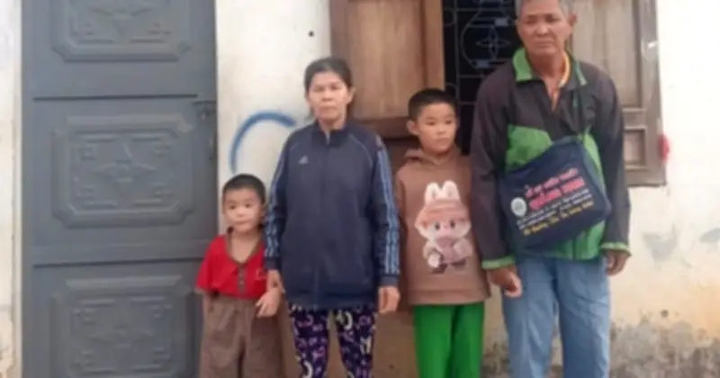 Ông lão bán vé số nuôi vợ bệnh và cháu nội trong cảnh nghèo khó