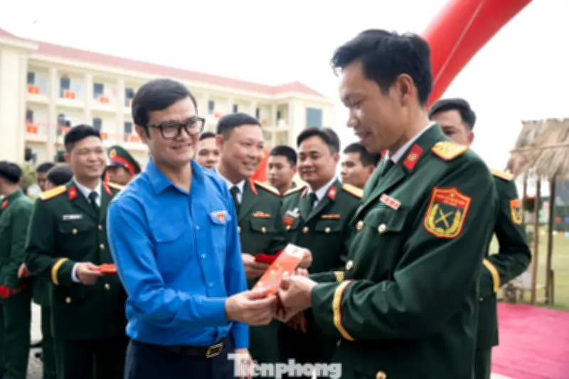 Đoàn công tác T.Ư Đoàn thăm, động viên lực lượng trực chiến dịp Tết Nguyên đán 2026