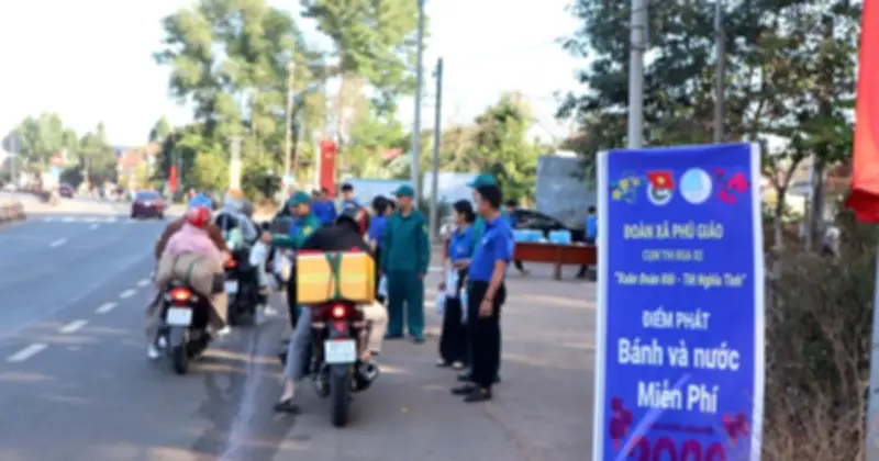 Đoàn viên thanh niên TP.HCM tiếp sức người dân về quê ăn Tết với hàng nghìn phần quà