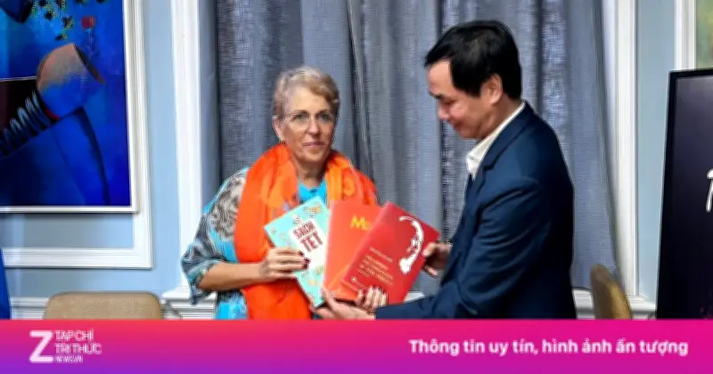 Đoàn Việt Nam vượt đại dương mang sách quý tặng Cuba giữa lúc khó khăn