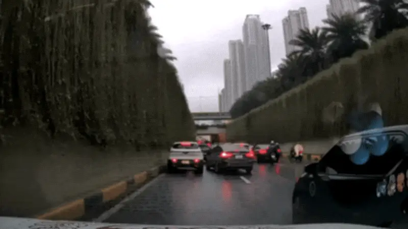 Clip gây phẫn nộ: Ô tô con chuyển làn, quẹt xe khác rồi bỏ chạy