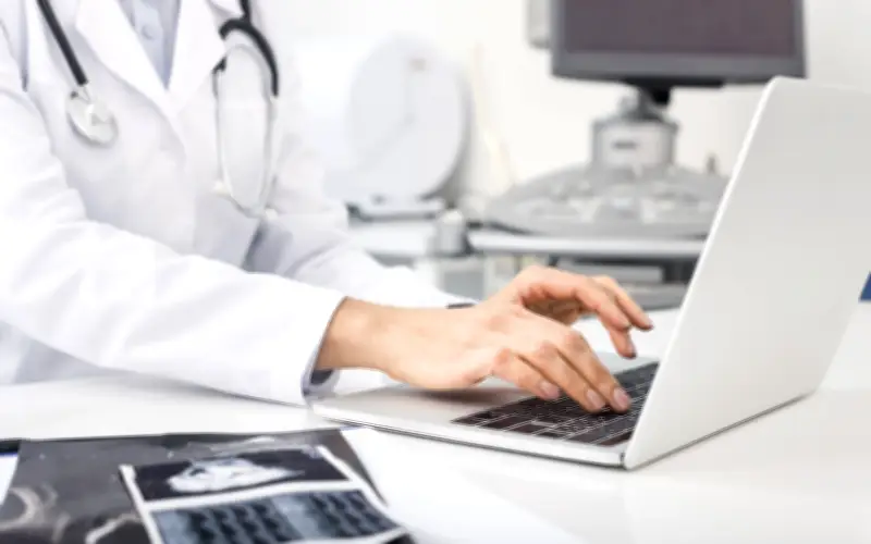 Nghiên cứu Oxford cảnh báo: AI chưa thể thay thế bác sĩ, nguy cơ chẩn đoán sai sức khỏe