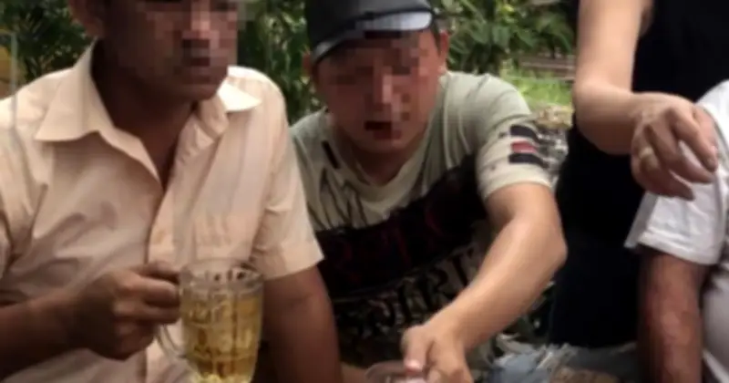 Áp lực rượu bia ngày Tết: Từ chối bị xem là điềm xui, làm sao để giữ hòa khí?