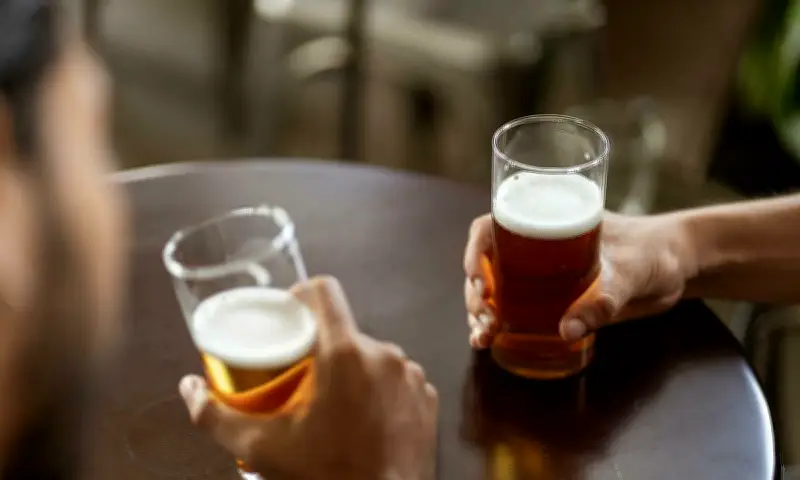 Ép Rượu Ngày Tết: Thói Quen Nguy Hiểm Cần Loại Bỏ