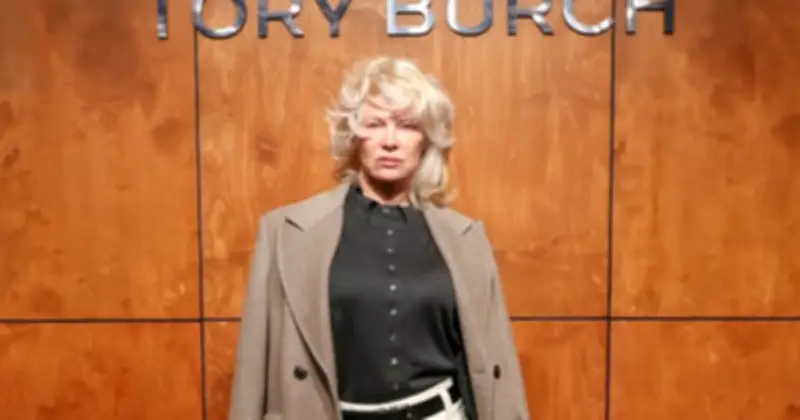 Pamela Anderson tại NYFW: Tuyên ngôn thời trang tối giản và sự tự do không trang điểm