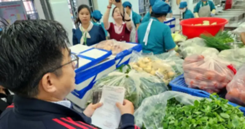 Phụ Huynh Giám Sát Nguồn Gốc Thực Phẩm Bán Trú Tại Trường Học TP.HCM