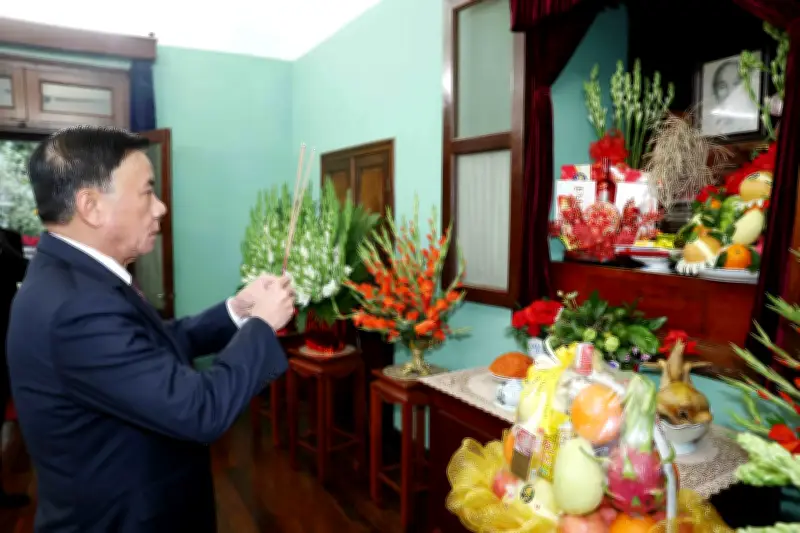 Thường trực Ban Bí thư Đặng Xuân Hướng dâng hương tưởng nhớ Chủ tịch Hồ Chí Minh tại Nhà 67