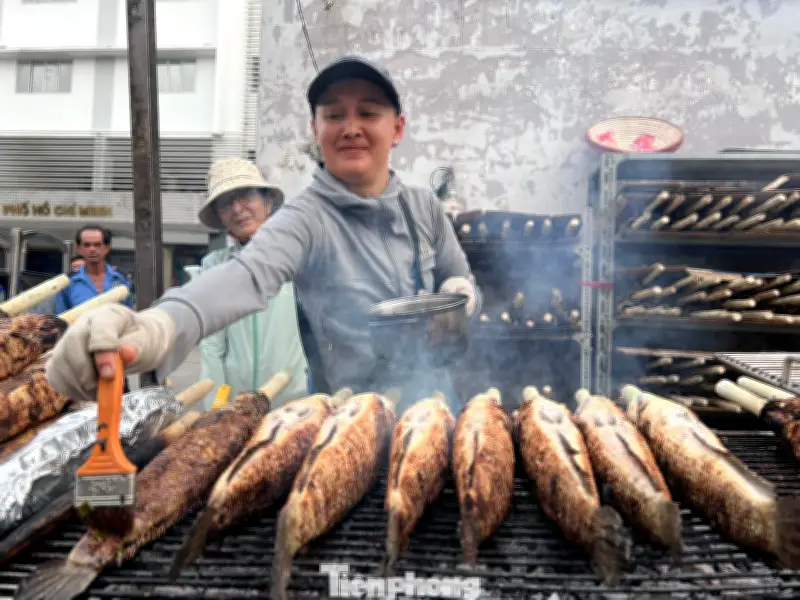 Phố cá lóc nướng Tân Kỳ Tân Quý nhộn nhịp đón Vía Thần tài, sức mua giảm mạnh