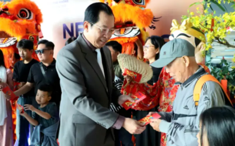 Phó Chủ tịch Cần Thơ lì xì hành khách chuyến bay đầu tiên ngày Tết Bính Ngọ 2026