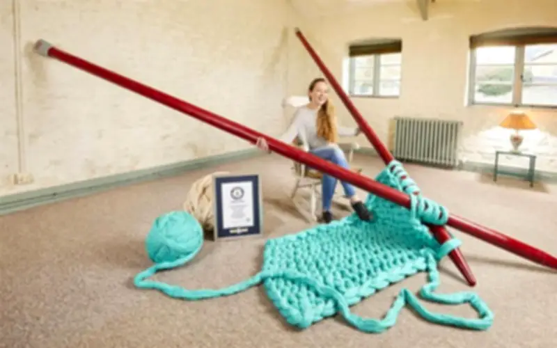 Phụ nữ Anh lập kỷ lục Guinness với đôi que đan len khổng lồ dài 4,4 mét