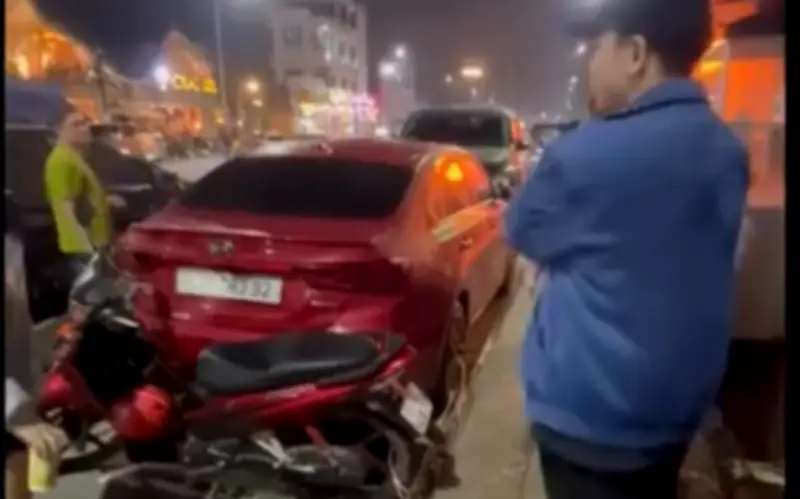 Phụ nữ Hải Phòng khóa bánh ô tô đỗ trước nhà, công an vào cuộc làm rõ