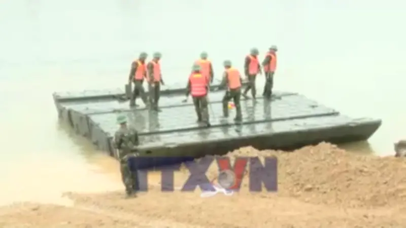 Phú Thọ khẩn trương hoàn thành bắc cầu phao qua sông Lô