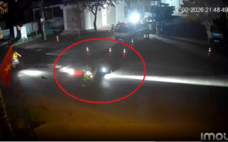 Phú Thọ: Thanh niên điều khiển xe điện tấn công CSGT khi bị kiểm tra, phát hiện pháo tự chế