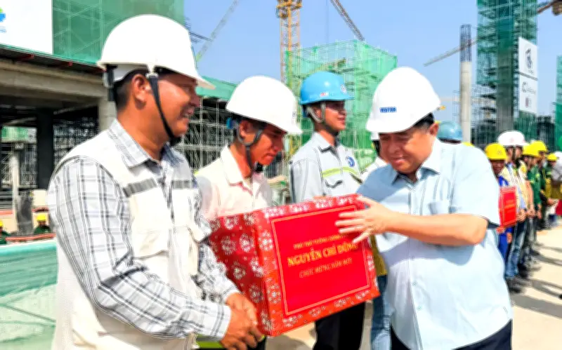 Phó Thủ tướng Nguyễn Chí Dũng thăm, tặng quà Tết công nhân dự án APEC 2027 tại Phú Quốc