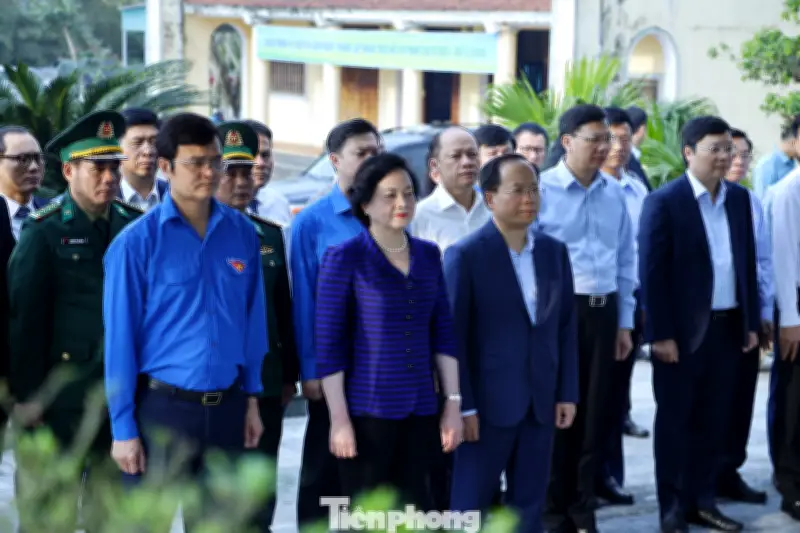 Phó Thủ tướng Phạm Thị Thanh Trà dẫn đầu đoàn công tác dâng hương tại Khu tưởng niệm Anh hùng Lý Tự Trọng