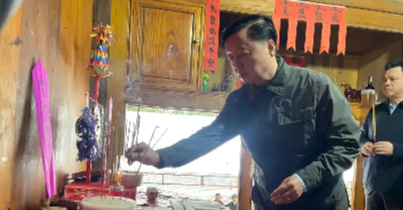 Phó Thủ tướng Thăm Hỏi Gia Đình Các Nạn Nhân Vụ Chìm Tàu Trên Hồ Thác Bà