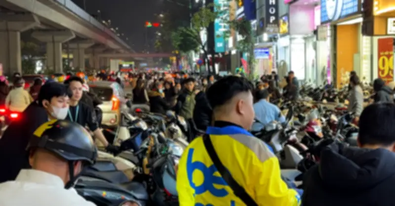 Phố Thời Trang Hà Nội Ùn Tắc Nghiêm Trọng Do Tràn Nước Sau Mưa