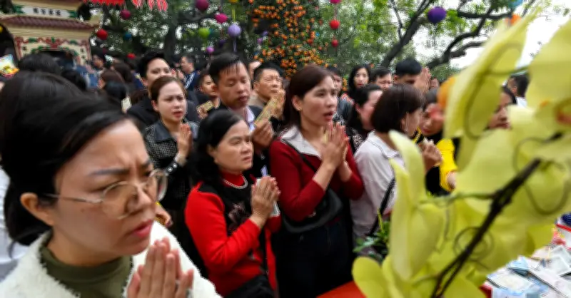 Phủ Tây Hồ chật kín người cầu lộc đầu năm mới, dân văn phòng tranh thủ giờ nghỉ trưa