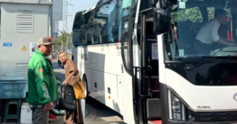 Phía sau chiếc yên xe sờn rách: Gánh nặng mưu sinh của những tài xế xe ôm truyền thống tại TP.HCM